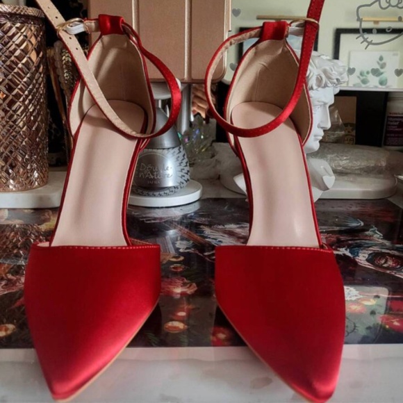 Red Satin High Heel Shoes Embellished Flowers Metal Gold Detail - Picture 11 of 16